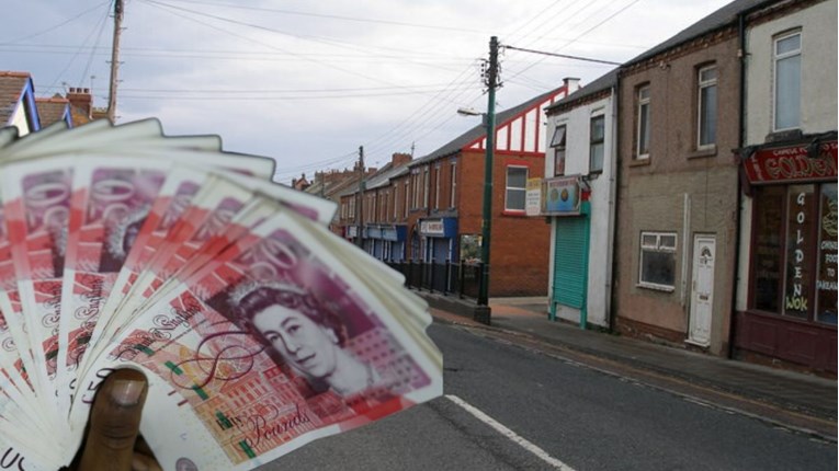 Britanska policija traži dobrotvora koji ostavlja kuverte pune novca na ulici